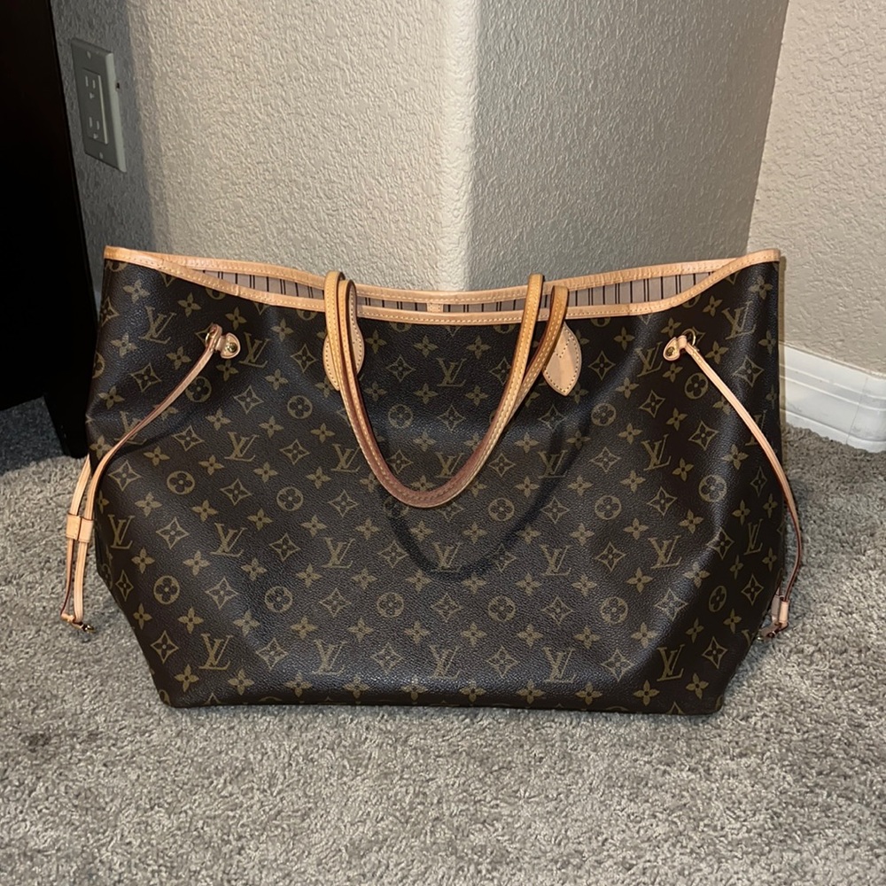 LOUIS VUITTON Neverfull GM size.
100% authentic. New Slightly used